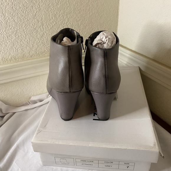 FOREVER 21 BOOTIES - Picture 4 of 6